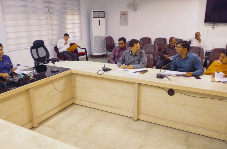 डीएम की अध्यक्षता में जिला स्तरीय सड़क सुरक्षा बैठक आयोजित, जागरूकता बढ़ाने पर जोर