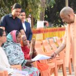 गोरखपुर: सीएम योगी ने जनता दर्शन में सुनीं फरियादें, दिए त्वरित समाधान के निर्देश