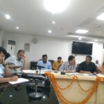 सड़क हादसों पर लगेगा ब्रेक: डीएम ने दिए ब्लैक स्पॉट्स सुधारने व अवैध कट बंद करने के निर्देश