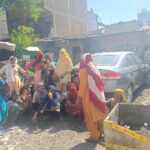 आगरा में शराब ठेके को लेकर महिलाओं का हंगामा, मार्ग पर लगाया जाम