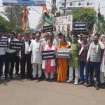 प्रतापगढ़ में निजी स्कूलों की मनमानी के खिलाफ कांग्रेस का पैदल मार्च, राज्यपाल को सौंपा ज्ञापन