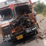 अलीगढ़ हादसा: जानवर से बचने के चक्कर में ट्रैक्टर ने अचानक लगाई ब्रेक, कंटेनर टकराया, चालक और परिचालक घायल