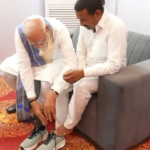14 साल से निभा रहे थे अनोखा व्रत: रामपाल कश्यप को पीएम मोदी ने खुद पहनाए जूते
