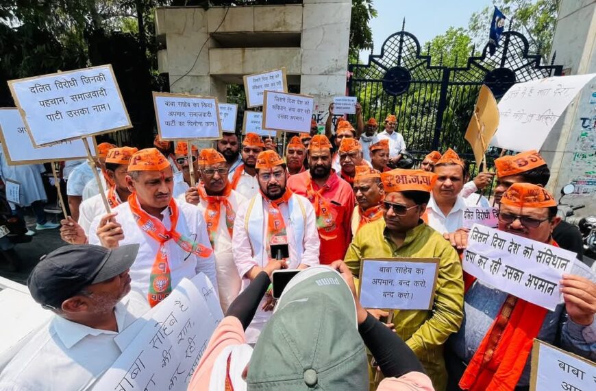 अलीगढ़ में बाबा साहब अंबेडकर के अपमान के खिलाफ भाजपा का विरोध प्रदर्शन, सपा से सार्वजनिक माफ़ी की मांग