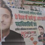 लखनऊ में सपा मुख्यालय के बाहर लगा पोस्टर बना चर्चा का केंद्र
