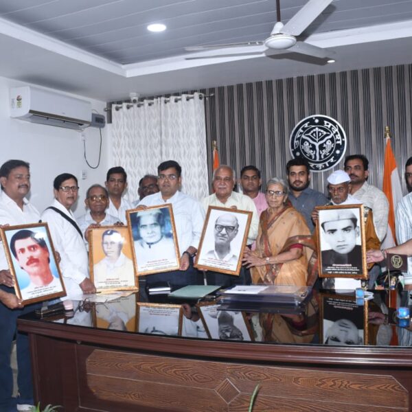 अलीगढ़:हिंदी पत्रकारिता दिवस पर आजदी की लड़ाई में योगदान देने वाले पत्रकारों को किया गया नमन
