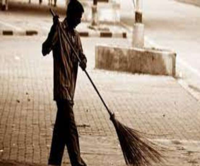 सफाई कर्मचारियों का धरना-प्रदर्शन दूसरे दिन भी जारी,&hellip;