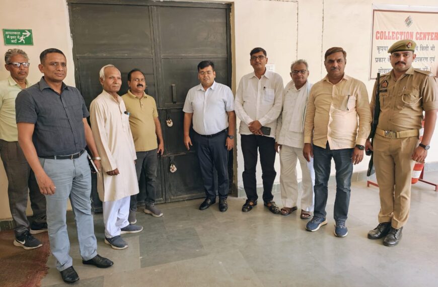 अलीगढ़ में सुरक्षित हैं 5000 से अधिक ईवीएम यूनिट, डीईओ ने किया सुरक्षा का पुनः सत्यापन