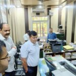 बीएसए कार्यालय का डीएम ने किया औचक निरीक्षण, पेंशन व शिक्षकों की प्रोन्नति मामलों के जल्द निस्तारण के दिए निर्देश