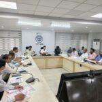 अलीगढ़ में डीएम संजीव रंजन ने विकास कार्यों की कड़ी समीक्षा, अधिकारियों को सख्त निर्देश