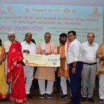 अलीगढ़: आंधी-तूफान से प्रभावित परिवारों को मिली राहत, मंत्री ने बांटे मुआवजे के चेक