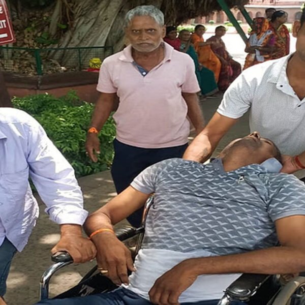 आगरा: ताजमहल घूमने आए महाराष्ट्र के पर्यटक की&hellip;