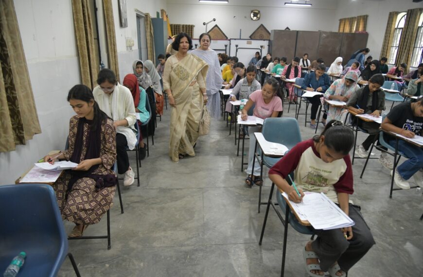 अलीगढ़: एएमयू में छठी और नवीं कक्षा की प्रवेश परीक्षाएं शांतिपूर्ण ढंग से संपन्न