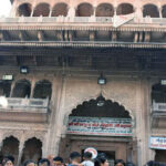 बांके बिहारी मंदिर में अफरा-तफरी: रस्सी टूटने से गिरा फूल बंगला, बाल-बाल बचे श्रद्धालु