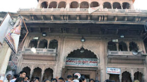 बांके बिहारी मंदिर में अफरा-तफरी: रस्सी टूटने से&hellip;