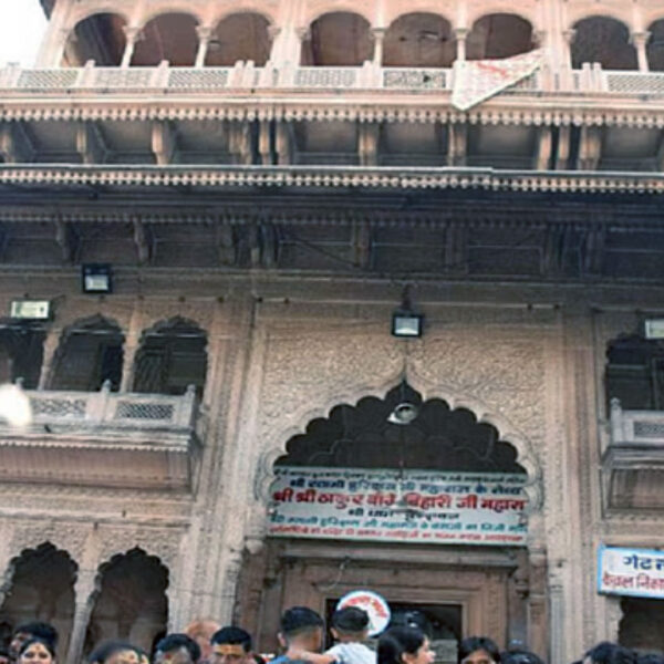 बांके बिहारी मंदिर में अफरा-तफरी: रस्सी टूटने से&hellip;