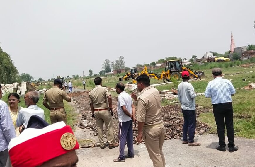 अलीगढ़: यमुना अथॉरिटी के नोटिफाई एरिया में चली बुलडोजर कार्रवाई, 15 से ज्यादा अवैध कॉलोनियां ध्वस्त