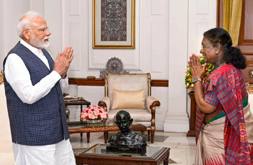 PM Modi Meets President: ऑपरेशन सिंदूर पर राष्ट्रपति से मिले प्रधानमंत्री मोदी, पाकिस्तान में आतंकी ठिकानों पर हमले के बाद हुई अहम मुलाकात