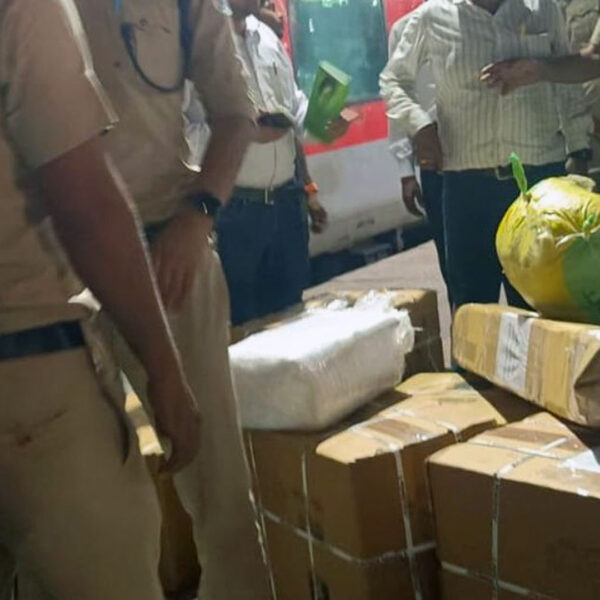 दिल्ली से हावड़ा जा रही 12304 पूर्वा एक्सप्रेस&hellip;