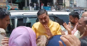 अलीगढ़: सांसद की कार रोकी, महिलाएं सड़क पर&hellip;
