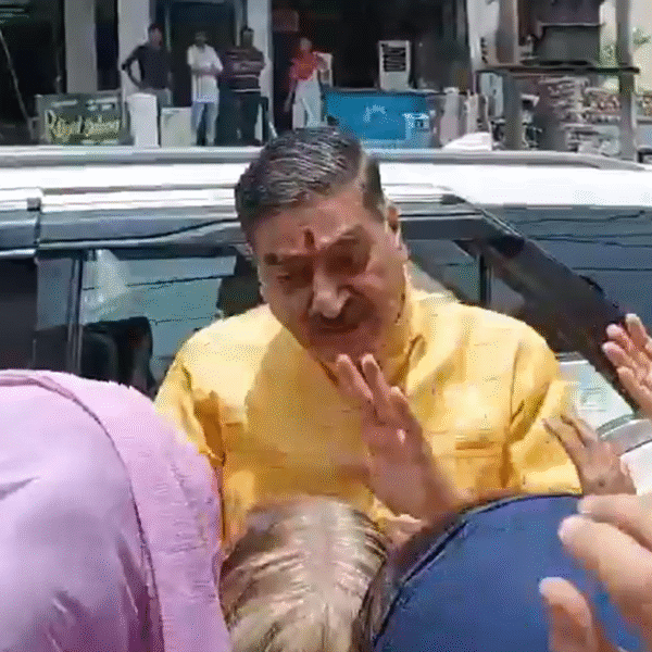अलीगढ़: सांसद की कार रोकी, महिलाएं सड़क पर&hellip;