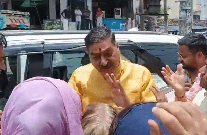 अलीगढ़: सांसद की कार रोकी,…