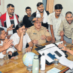 अलीगढ़: वर्ष्णेय कॉलेज छात्राओं ने प्रोफेसर को घेरा, थप्पड़ों की बौछार, अश्लील मैसेज भेजने का आरोप