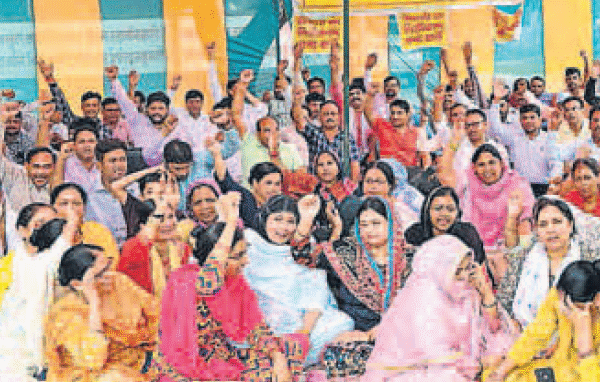 अलीगढ़: बिजली वितरण निजीकरण के खिलाफ बिजली कर्मचारियों…