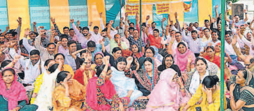 अलीगढ़: बिजली वितरण निजीकरण के खिलाफ बिजली कर्मचारियों का विरोध प्रदर्शन