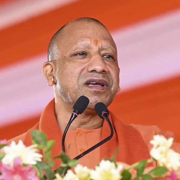 YogiAdityanath: भारत-पाक तनाव के बीच 40 सोशल मीडिया&hellip;