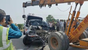 अलीगढ़ हादसा: पुलिस वैन की कैंटर से टक्कर&hellip;