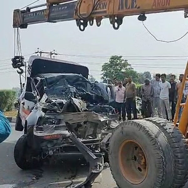 अलीगढ़ हादसा: पुलिस वैन की कैंटर से टक्कर…