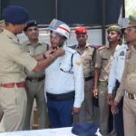 अलीगढ़ ट्रैफिक पुलिस को मिली नई तकनीक: AC हेलमेट से मिलेगी गर्मी में राहत