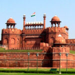 “सिर्फ लाल किला क्यों? ताजमहल और फतेहपुर सीकरी क्यों नहीं?” – सुप्रीम कोर्ट की सख्त टिप्पणी