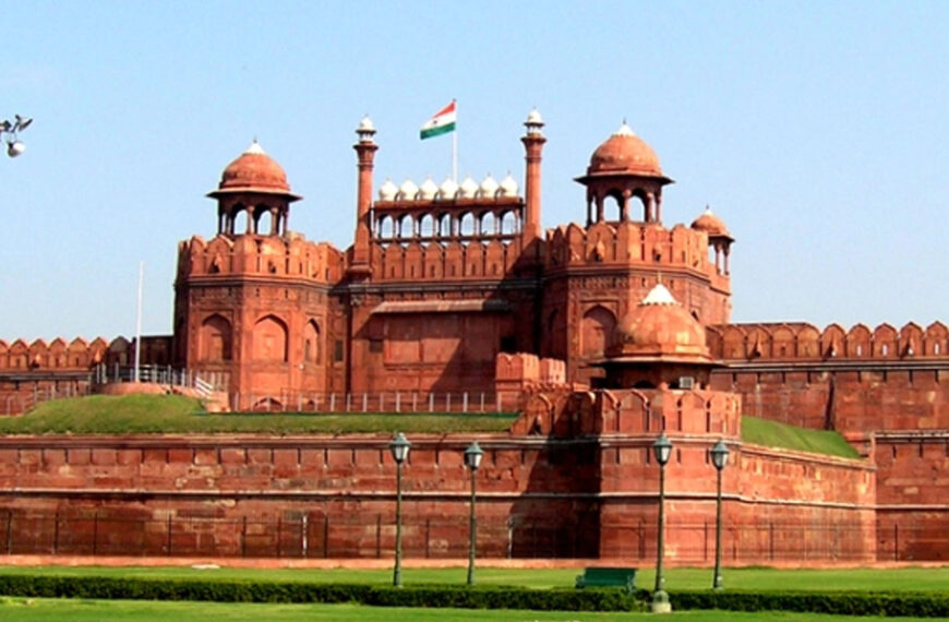 “सिर्फ लाल किला क्यों? ताजमहल और फतेहपुर सीकरी क्यों नहीं?” – सुप्रीम कोर्ट की सख्त टिप्पणी