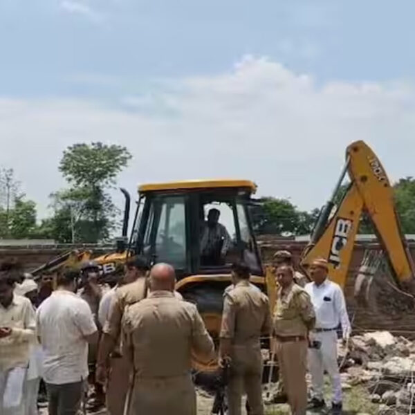 गोंडा : बरौली गांव में अवैध मदरसे पर&hellip;