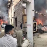 जौनपुर : थाने में अचानक लगी आग से मची अफरा-तफरी, लावारिस गाड़ियां जलकर खाक