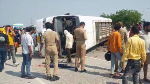 जौनपुर में दर्दनाक सड़क हादसा: डिवाइडर से टकराकर&hellip;