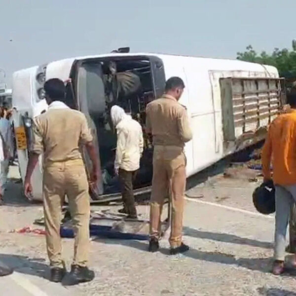 जौनपुर में दर्दनाक सड़क हादसा: डिवाइडर से टकराकर&hellip;