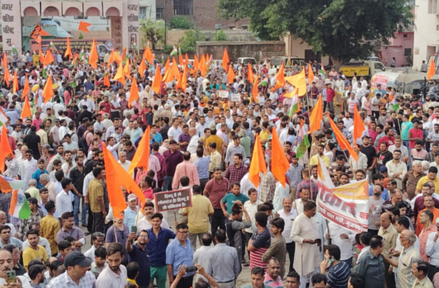मुजफ्फरनगर में हिंदू संगठनों का विशाल प्रदर्शन, पाकिस्तान और आतंकवाद का पुतला फूंका