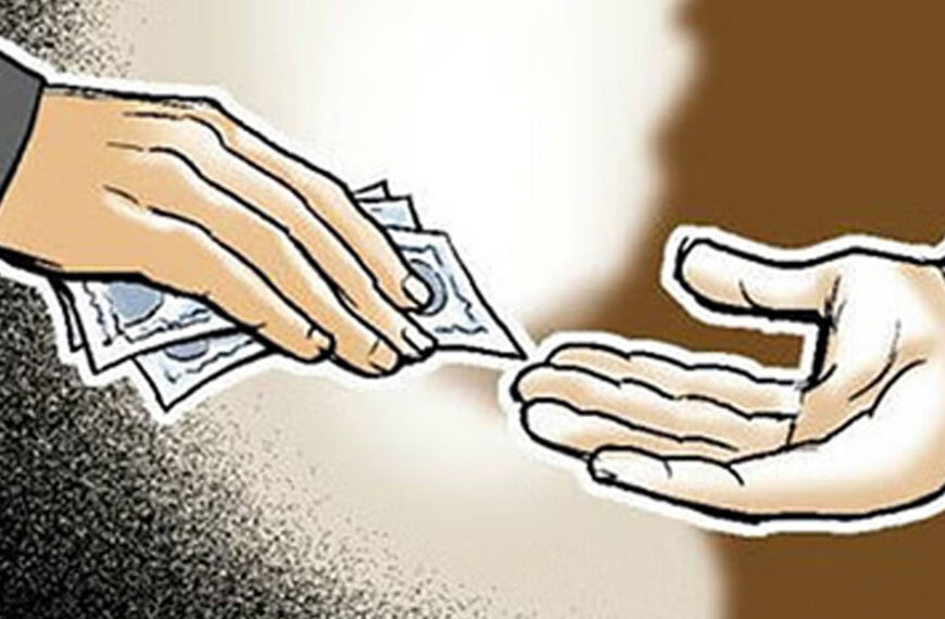 मेरठ: रिश्वत लेते रंगे हाथ…