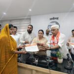 अलीगढ़: मुख्यमंत्री योगी ने 103 कृषक परिवारों को दी 4.94 करोड़ की सहायता