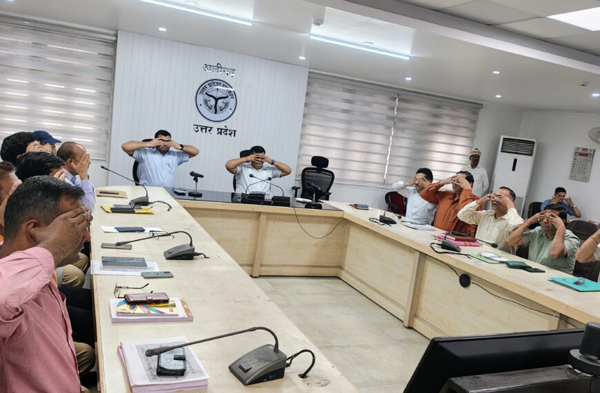 अलीगढ़: सरकारी योजनाओं में लापरवाही पर डीएम सख्त, बैंकर्स को 15 दिन का अल्टीमेटम