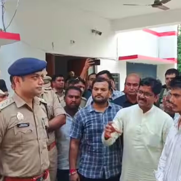 अमरोहा: बीजेपी विधायक की थाने में सरेआम फटकार,&hellip;