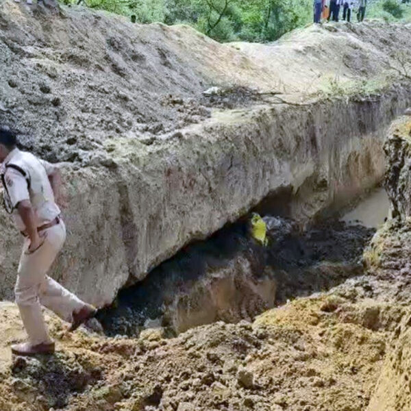 मिट्टी की ढाय गिरने से महिला समेत दो…