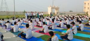 अलीगढ़: अटल आवासीय विद्यालय में कराया गया योगाभ्यास
