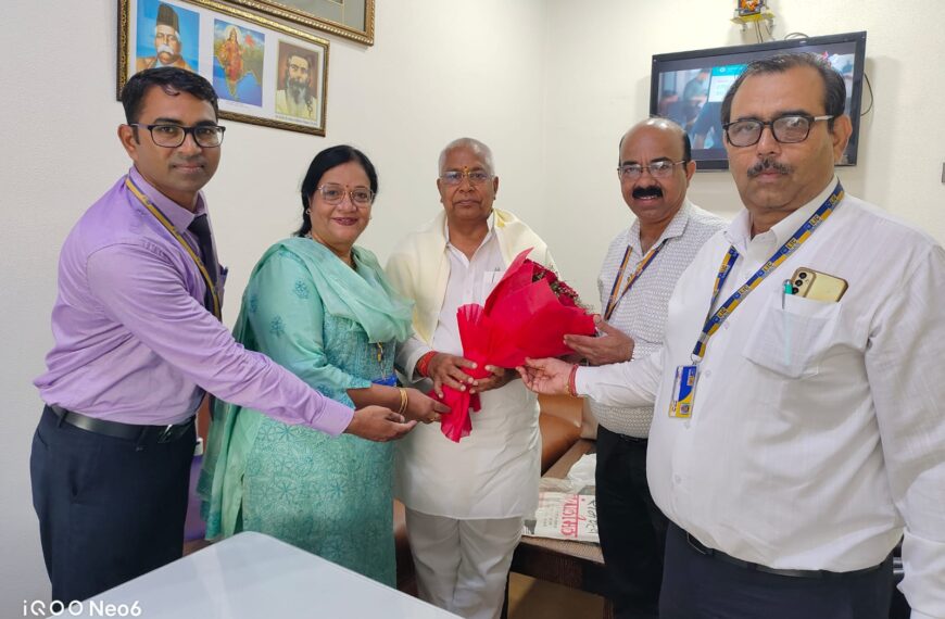 रेडिएंट स्टार्स स्कूल के चेयरमैन विनोद सिंघल को एलआईसी ने किया सम्मानित