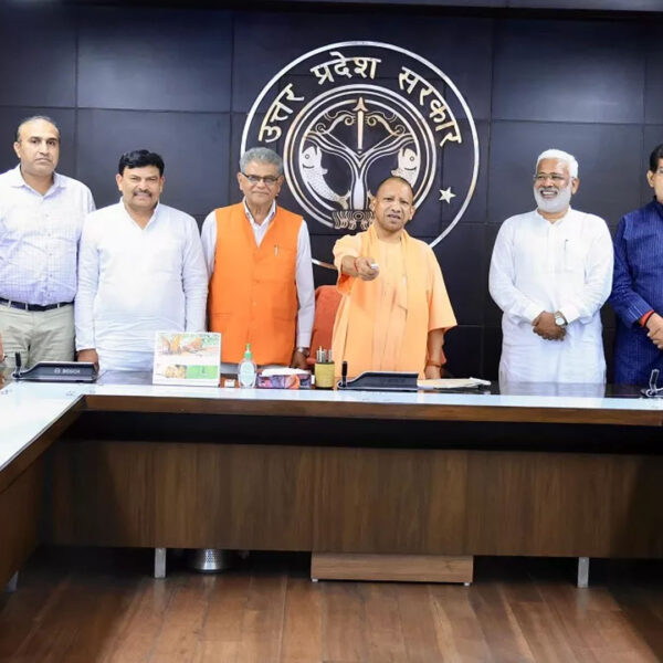 लखनऊ में पौधारोपण का महाअभियान: एक पेड़ मां…