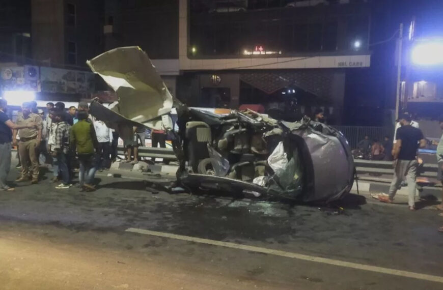 Agra Accident: बस की टक्कर से कई पलटियां खाकर ट्रैक्टर से टकराई कार