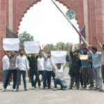 अलीगढ़ मुस्लिम यूनिवर्सिटी में एम. वोक कोर्स की बहाली की मांग को लेकर छात्रों का प्रदर्शन, बाब-ए-सैयद गेट किया बंद